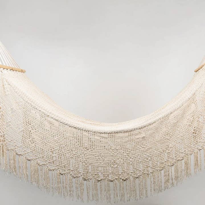 Personlig boho hängmatta i naturlig bomull med Macrame-frans (träbar) för wholesale av Artissanos