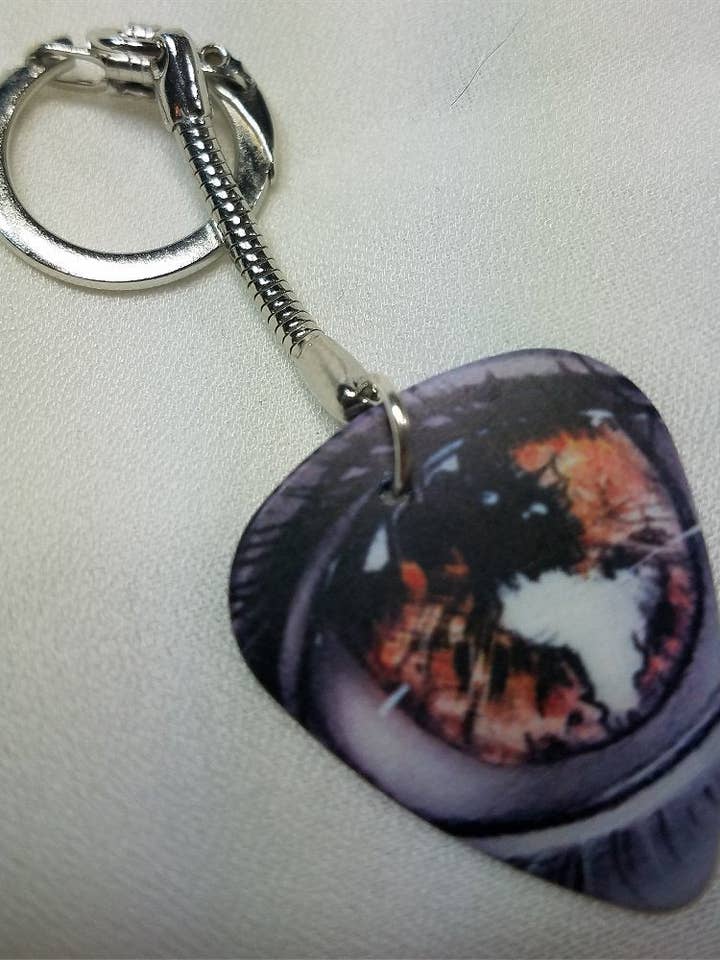 Amber Eye Guitar Pick nøglering for engroshandel hos Simply Raevyn