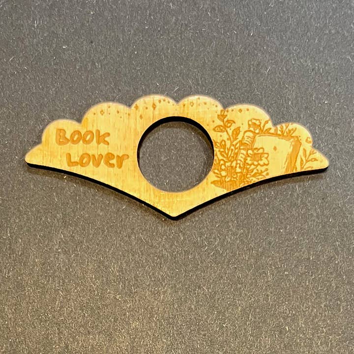 Lasergraverad Trä Tumsidshållare - Bokälskare för wholesale av Carve Studio LLC