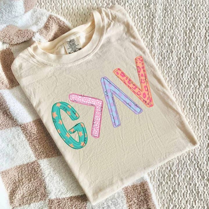 Camiseta Gráfica Confortável Preppy God is Greater Faith por atacado de ZZ Threadz