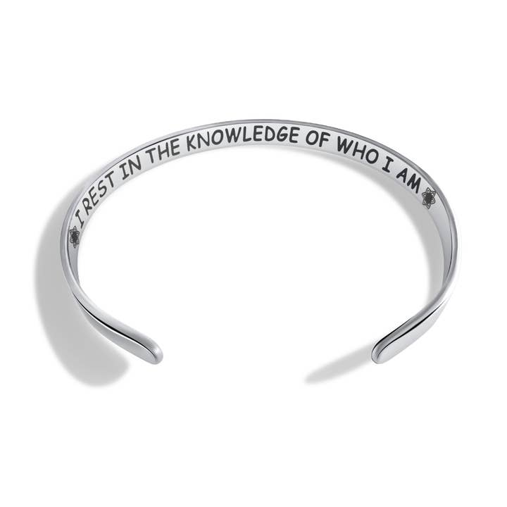 Mantra brazalete "Descanso en el Conocimiento de Quién Soy" para venta al por mayor de Future You Project®