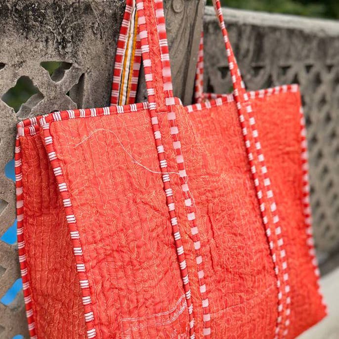 GYPSY STUDIO – wholesale Shoulder bag – women's – Timeless Women’s Fashion Shopping Silk Quilted Tote Bag 1