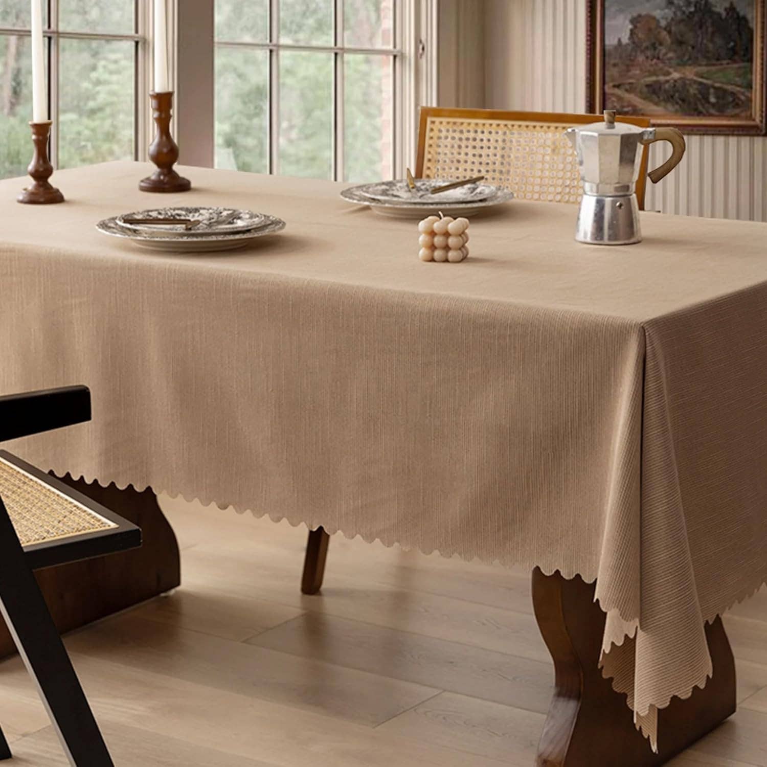 Fennco Styles - Venta al por mayor Manteles - Mantel a rayas texturizadas verticales con borde festoneado color moca1