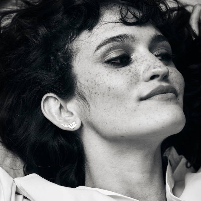 Orecchini piccoli a arrampicata Ohia placcati in oro per la vendita all'ingrosso da parte di Nadja Carlotti