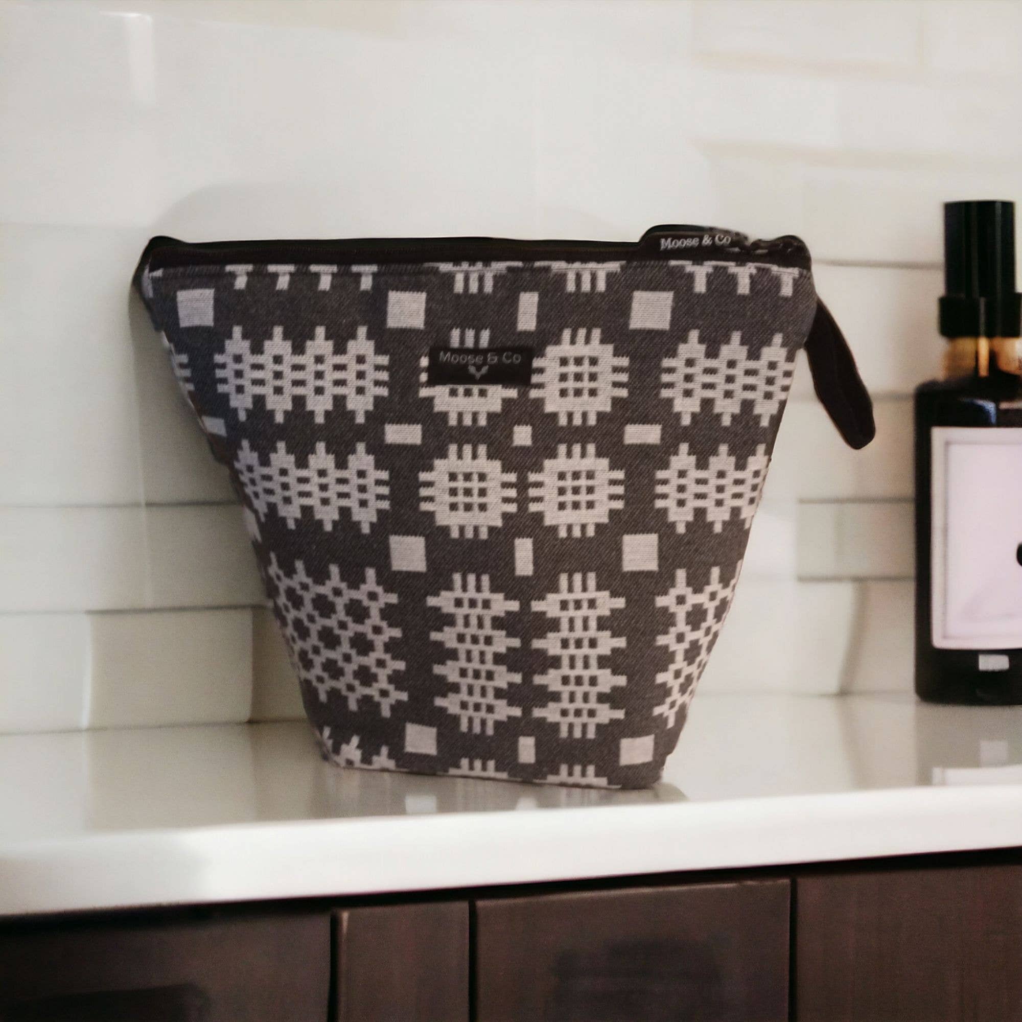 Moose & Co - Wholesale Toiletry Bag - Women's - Welsh tapestry blanket design wash bags / make up bags12