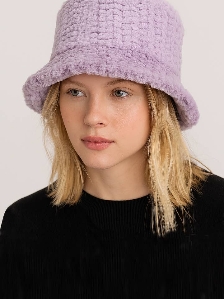 Chapeau en fourrure fuzzy Bucket pour la vente par Do Everything In Love®