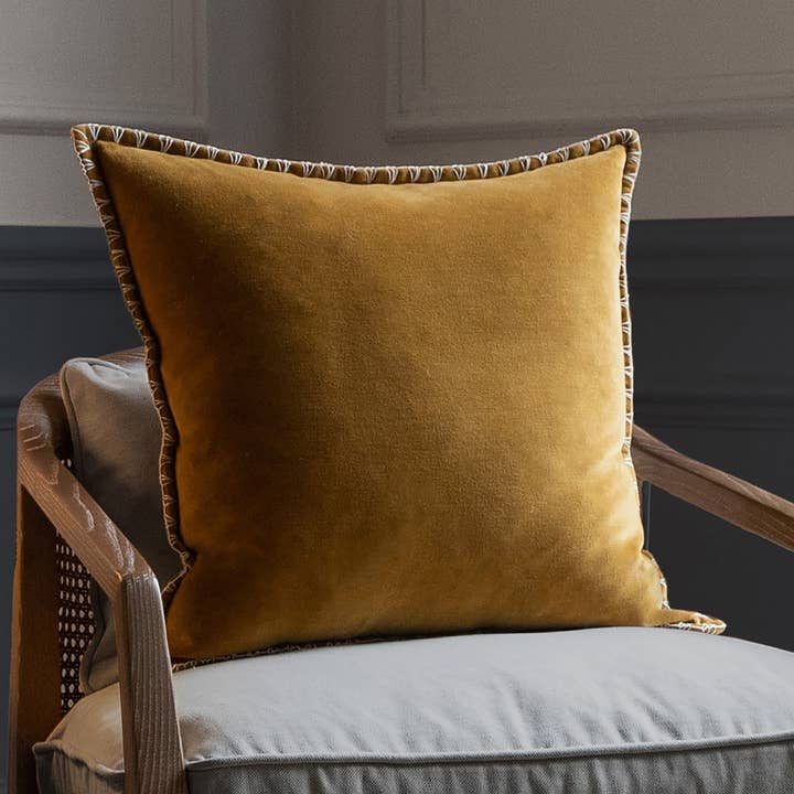 Cojín bordado Stitch Mostaza para venta al por mayor de Riva Home