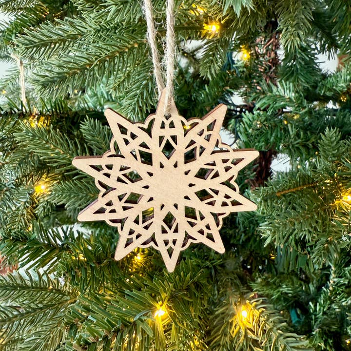 Ornement en bois Scandinavian Star© par Aurora North Home™ pour la vente par Aurora North Home