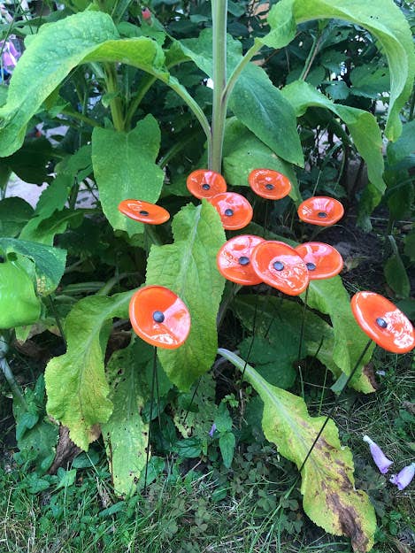 CARNEOL GLASS - Wholesale Garden/Lawn Stake - Small Glass Flower For Outside In Red28