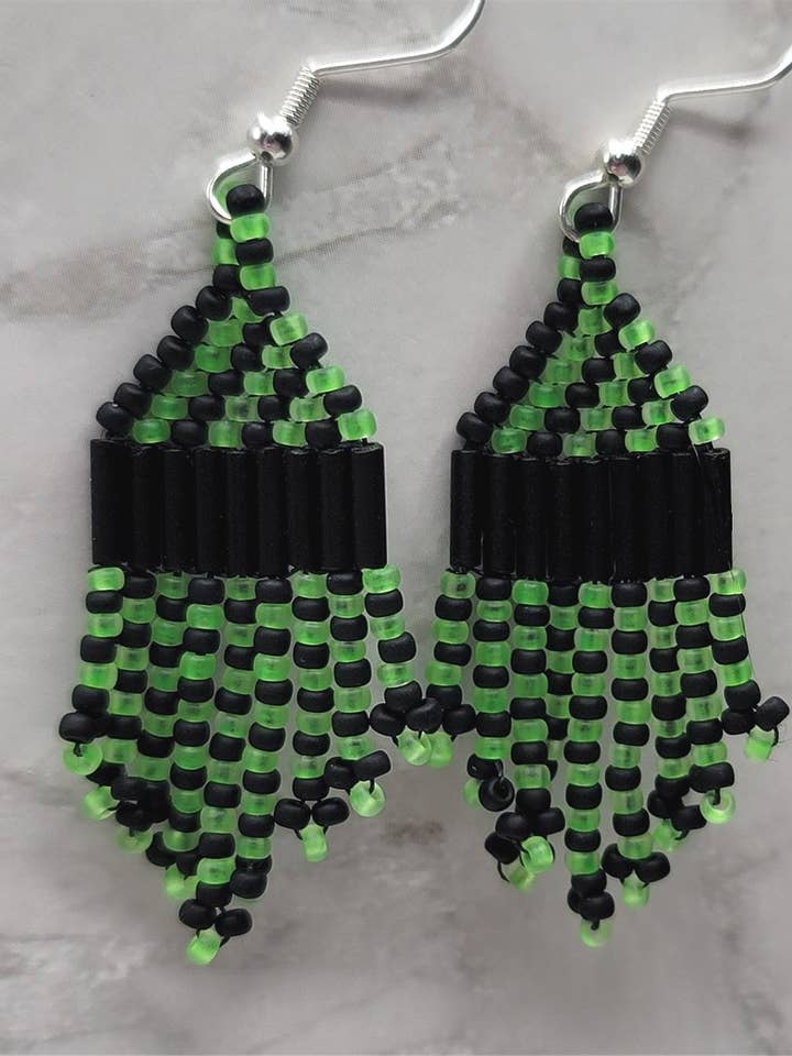 Pendientes pequeños de punto de ladrillo a cuadros en negro y verde neón para venta al por mayor de Simply Raevyn