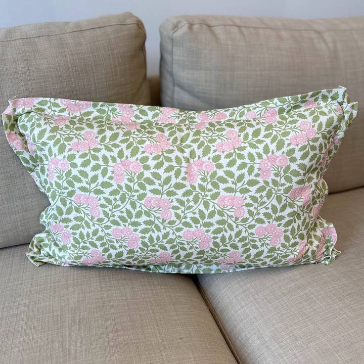 Prêt à expédier :: Housse de coussin Maggie en Ballet/Eloise (1 disponible) pour insert 14x22" pour la vente par Wheaton Whaley Home
