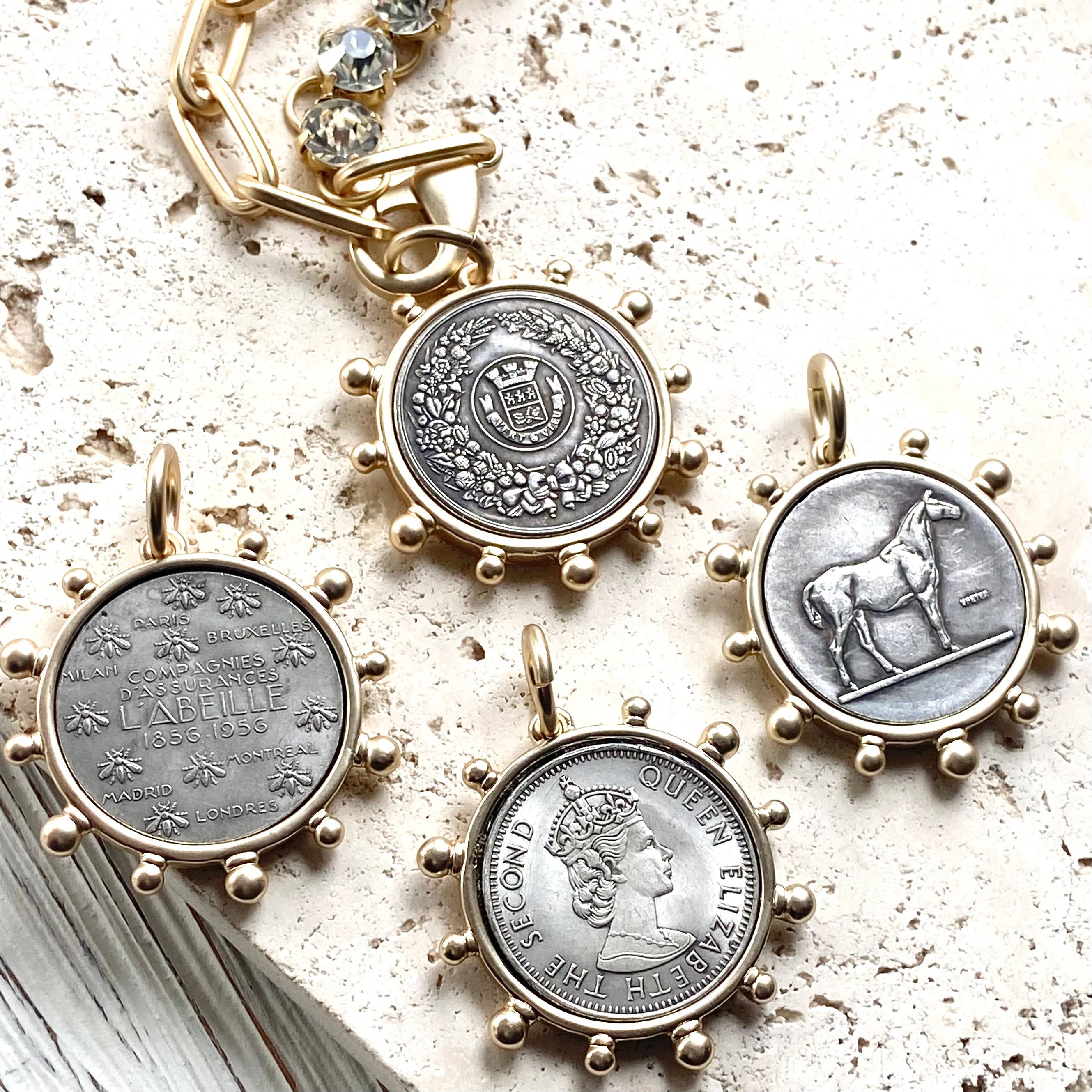 VB&CO Designs Handmade Jewelry - Vente Colliers à pendentif - Médaillon représentant un cheval, une reine de l'équitation et une abeille4