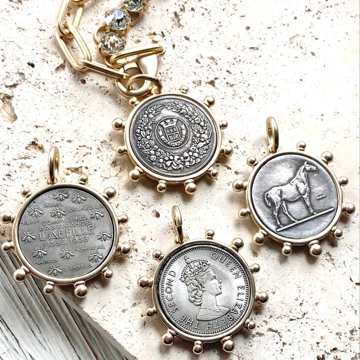 VB&CO Designs Handmade Jewelry - Vente Colliers à pendentif - Médaillon représentant un cheval, une reine de l'équitation et une abeille4