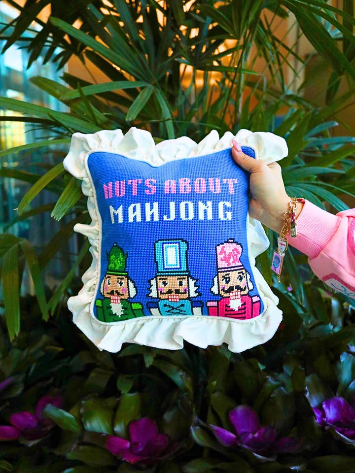 Fou de coussin à broder Mahjong pour la vente par Southern Decorative