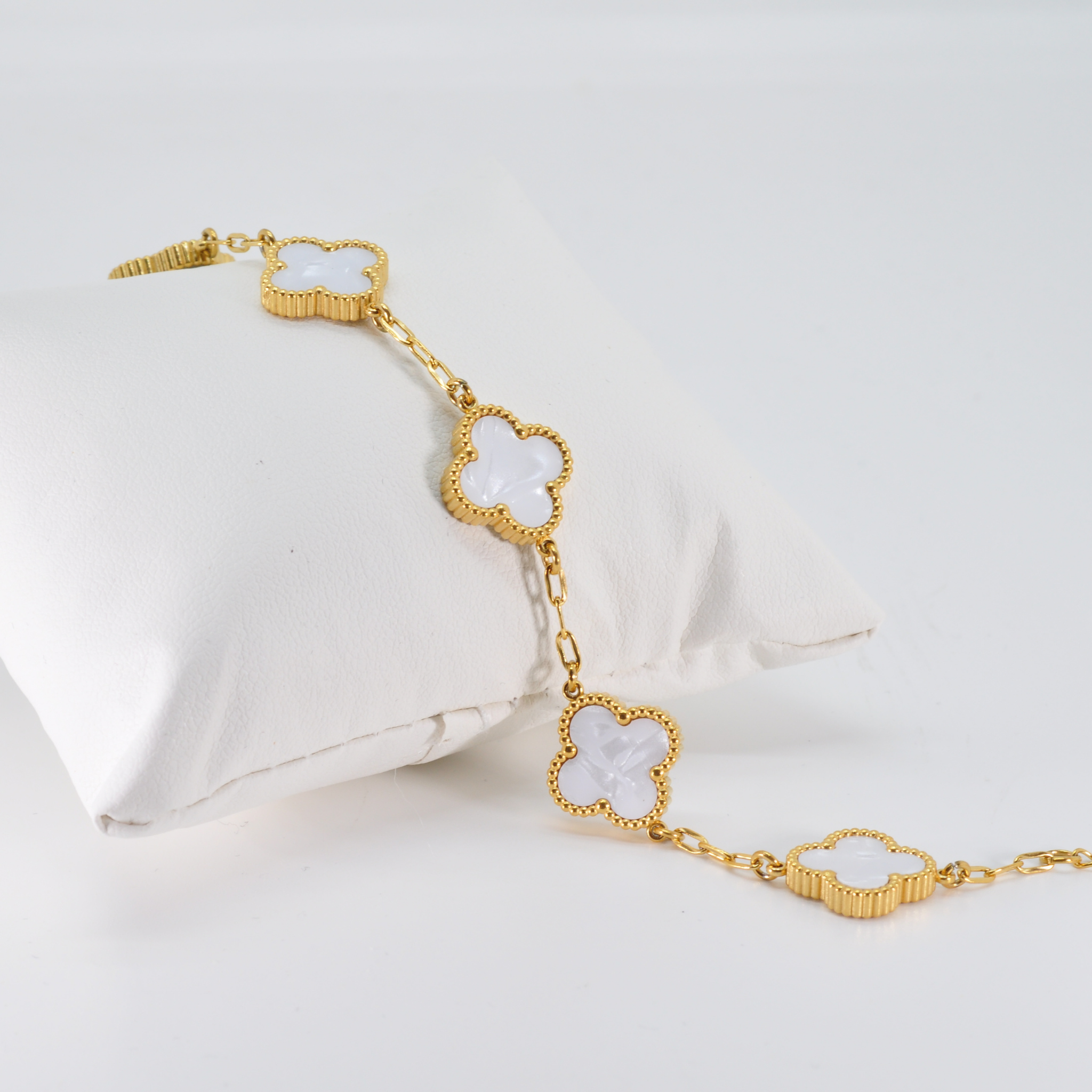 Byzantium Collection Ltd – wholesale Berlockarmband – Dubbelsidigt armband med fyrklöver i vitt, 18K förgyllt2