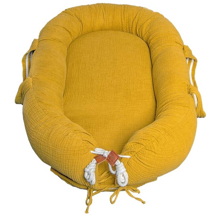 Bio Muslin Newborn Nest Sennep for engroshandel hos Hi Little One
