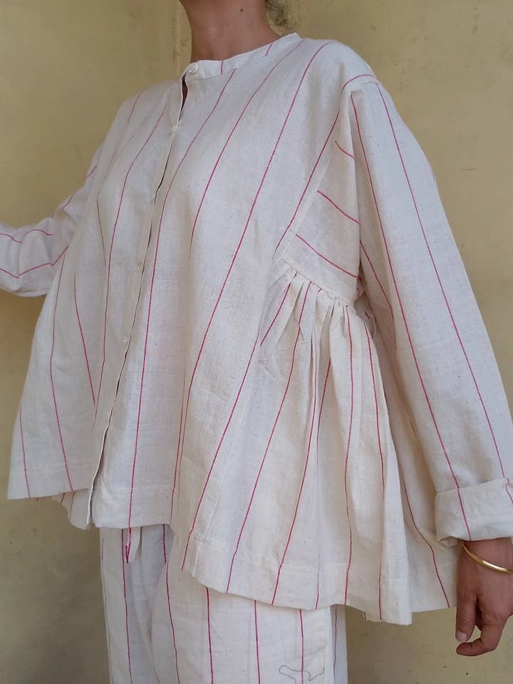 Camicia in cotone senza colletto a righe rosse crema oversize per la vendita all'ingrosso da parte di Cotton Conscious