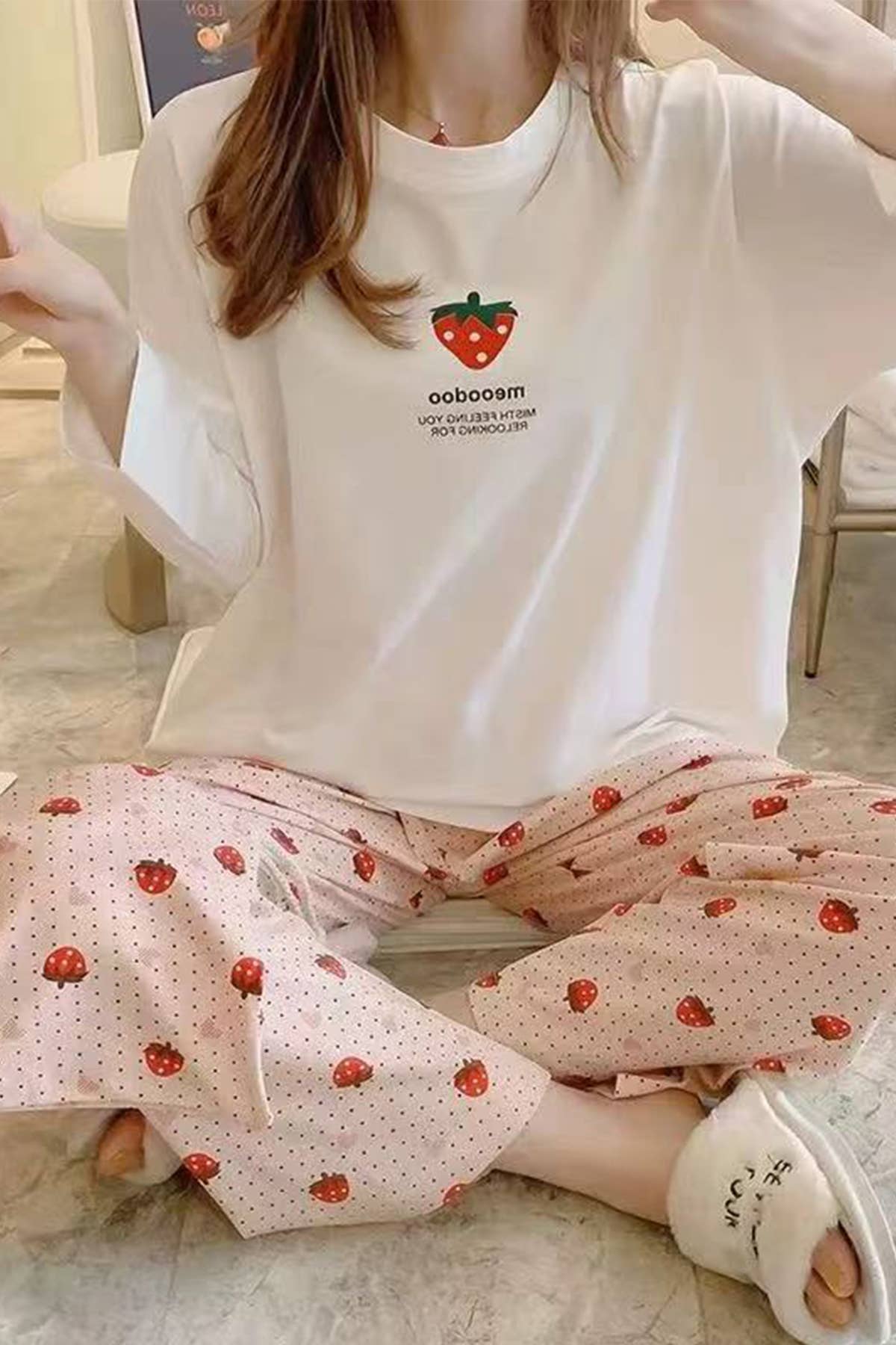 Bianco-Rosa Set pigiama a maniche lunghe con fragole / N21610 in vendita all'ingrosso su Faire1