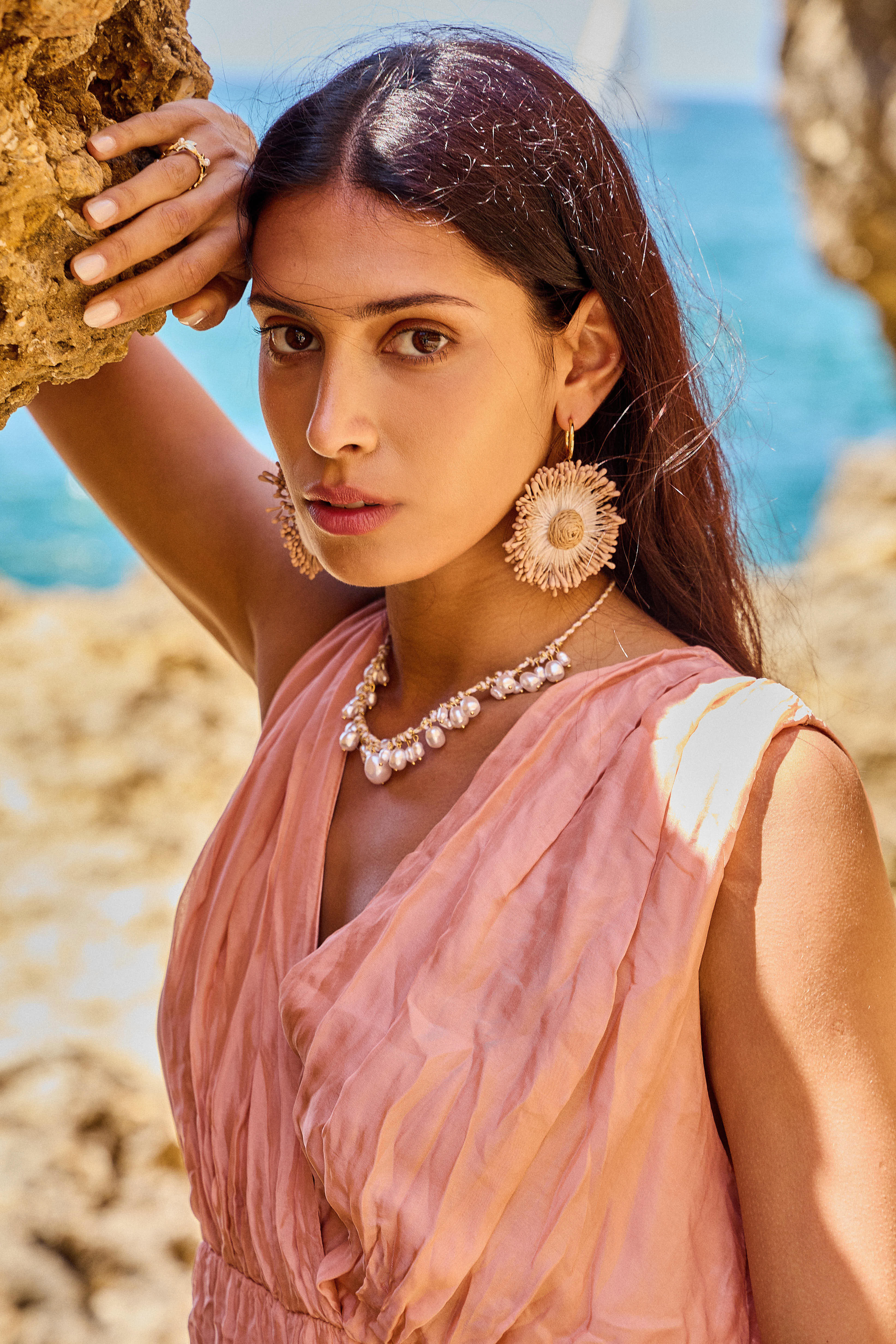 BELLISSIMA BIJOUX – Großhandel Ohrhänger – Boho-Blumenohrringe aus geflochtener Raffia0