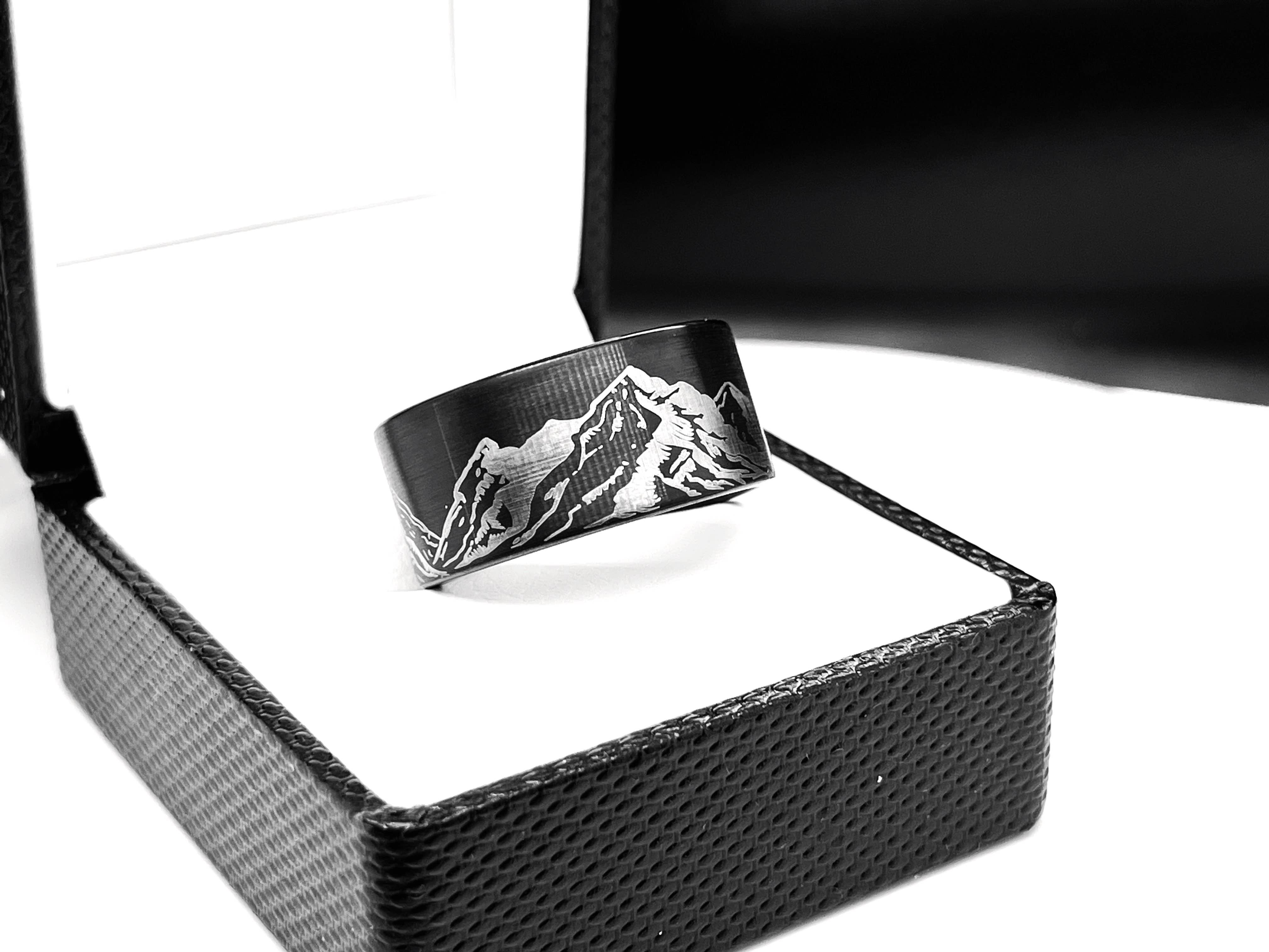 rings paradise – wholesale Band/Stackad Ring – Svart borstad volframkarbidring med berggravyr6