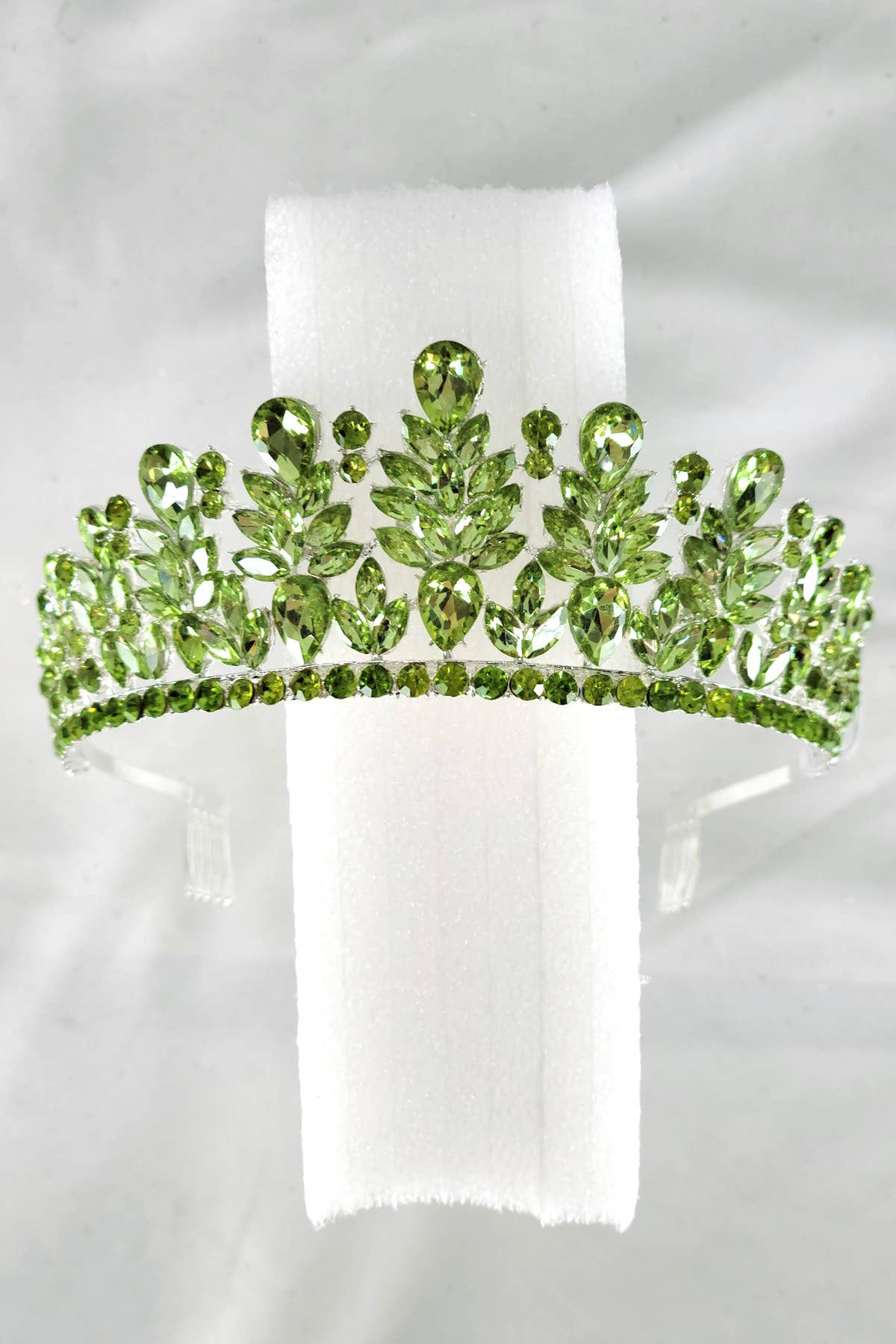 Chicas - Wholesale Tiara - Women's - Metal tiara with jewel rhinestones, one size fits all HT9714