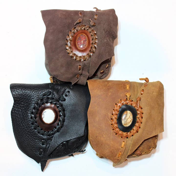 Håndlavet lædertaske i boheme/hippiestil med premium stenaccent for engroshandel hos Atlas Goods By Your Needs Company