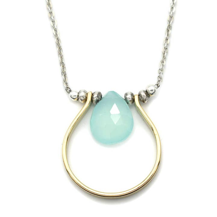 Collier à pendentif en calcédoine Aqua en forme de fer à cheval doré pour la vente par J + I Jewelry