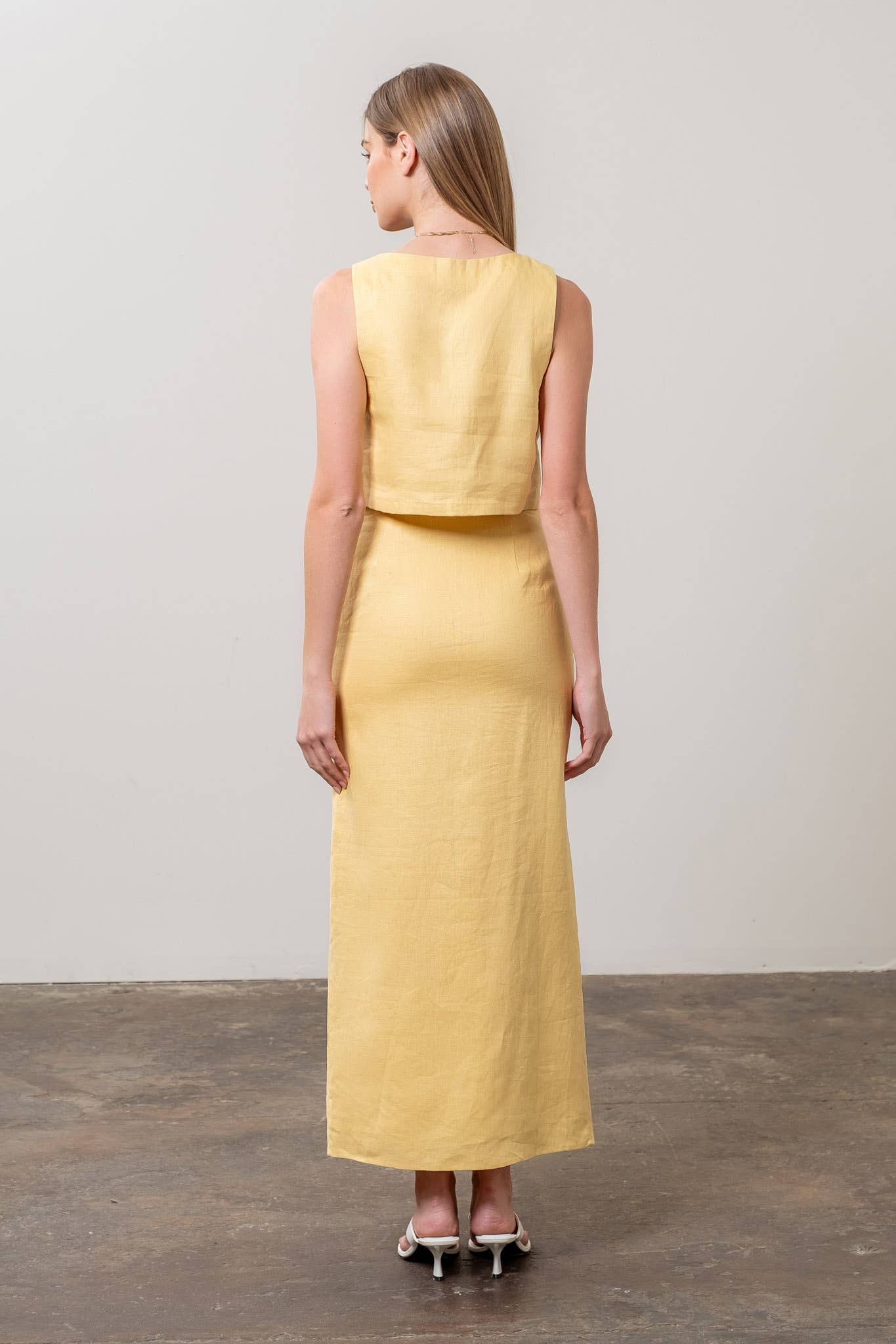 Moon River – Engroshandel Bluse - Dame – ÆRMELØS HØR CROP TOP MED FIRKANTET HALSUDSKÆRING2