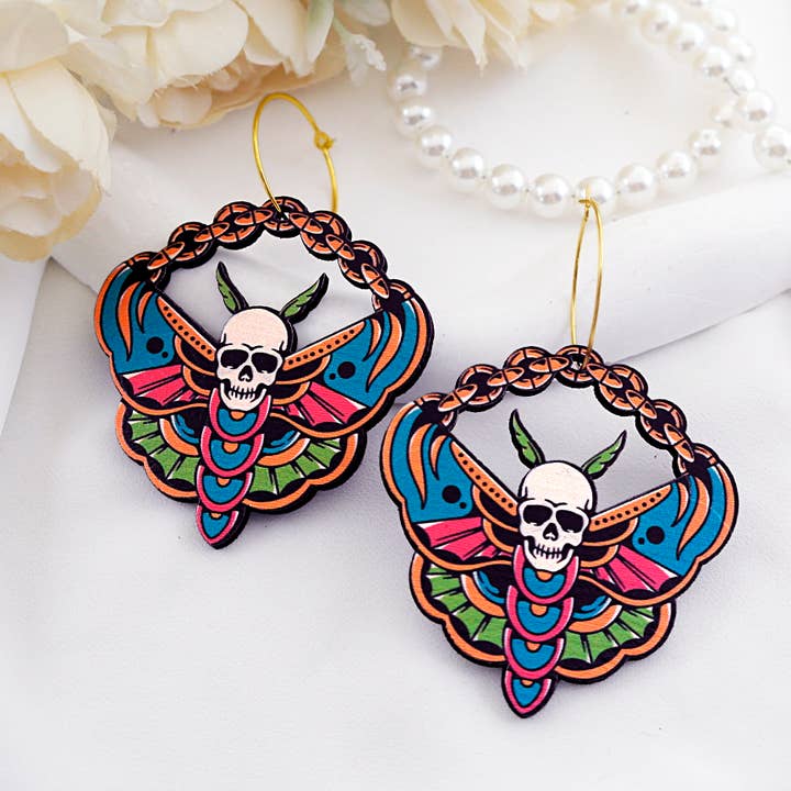 Pendientes de madera con forma de calavera y polilla: elegancia oscura en la naturaleza para venta al por mayor de HappyJewelrySupplies