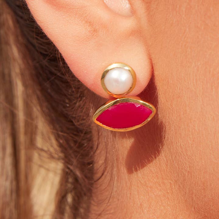 Schmuckoo Berlin – Großhandel Ohrhänger – Hot Chick Ohrstecker Gold — Perle und rosa Jade