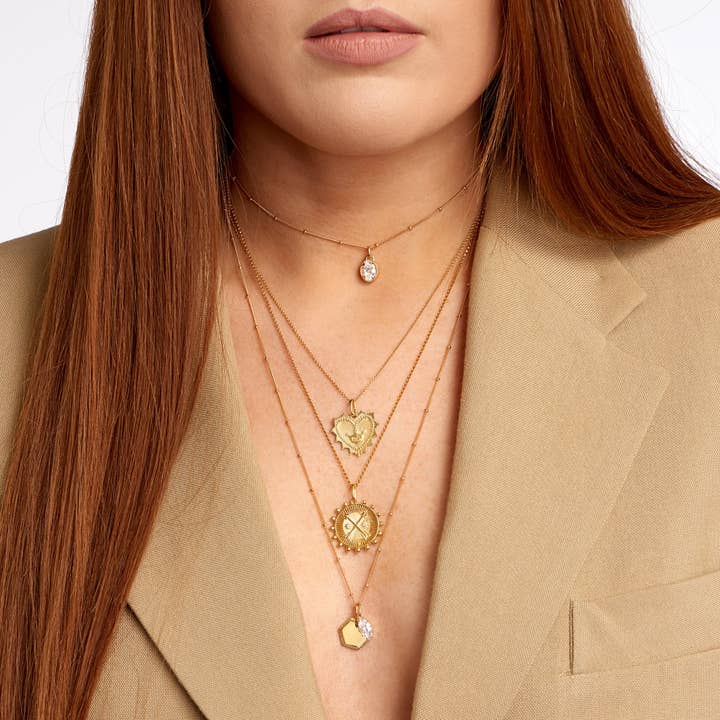 One and One Studio - Wholesale Halskettinghanger - Gouden medaillon hanger met kruispijl symbool op ketting3