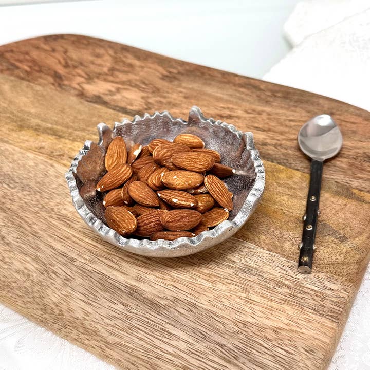 India Handicrafts Inc - Vendita all'ingrosso Ciotole/Piatti decorativi - Ciotola rotonda con bordo strappato in alluminio testurizzato, S2