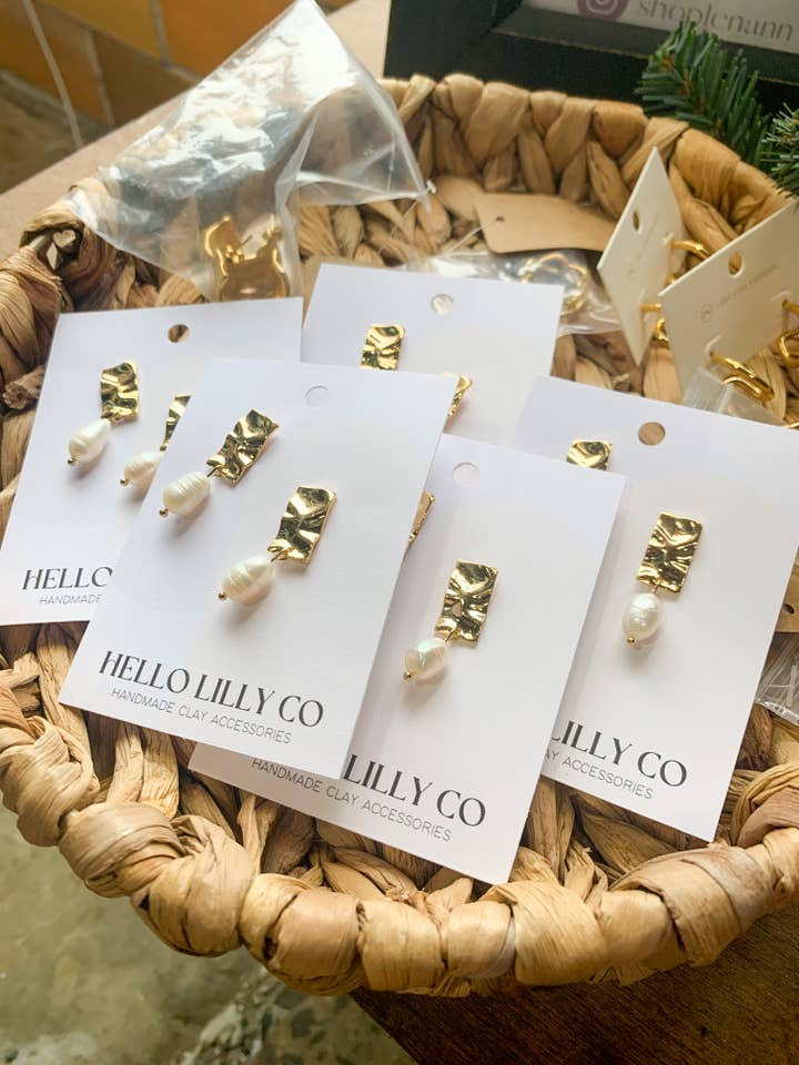 Rectangles ondulés de perles d'eau douce dorées pour la vente par Hello Lilly Co