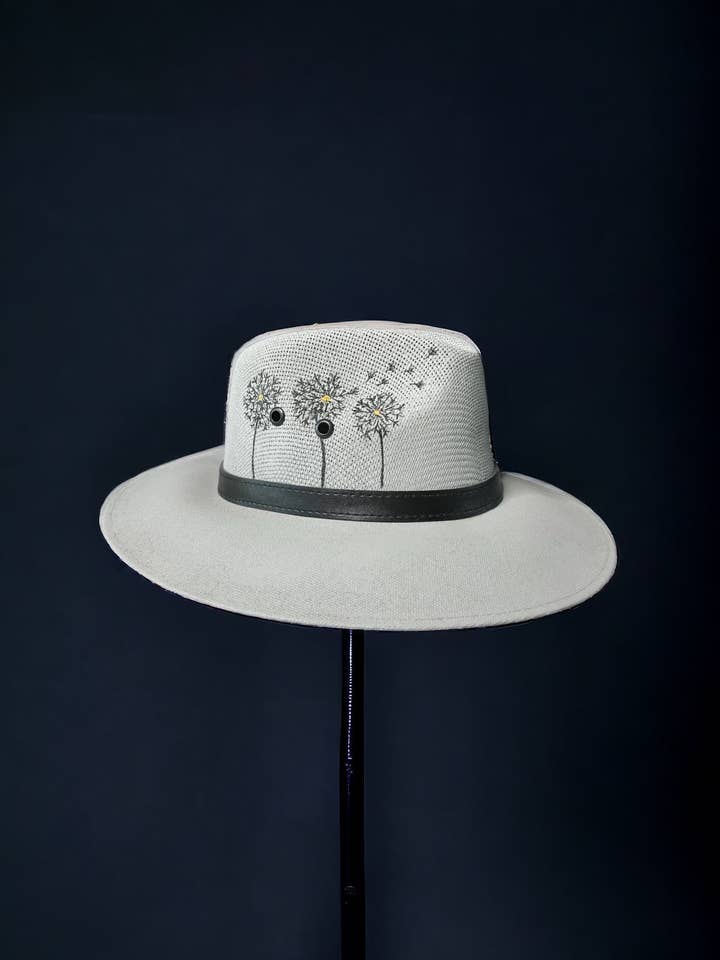 Cappello in tela di iuta dipinta con fiori selvatici per la vendita all'ingrosso da parte di Bella Soul