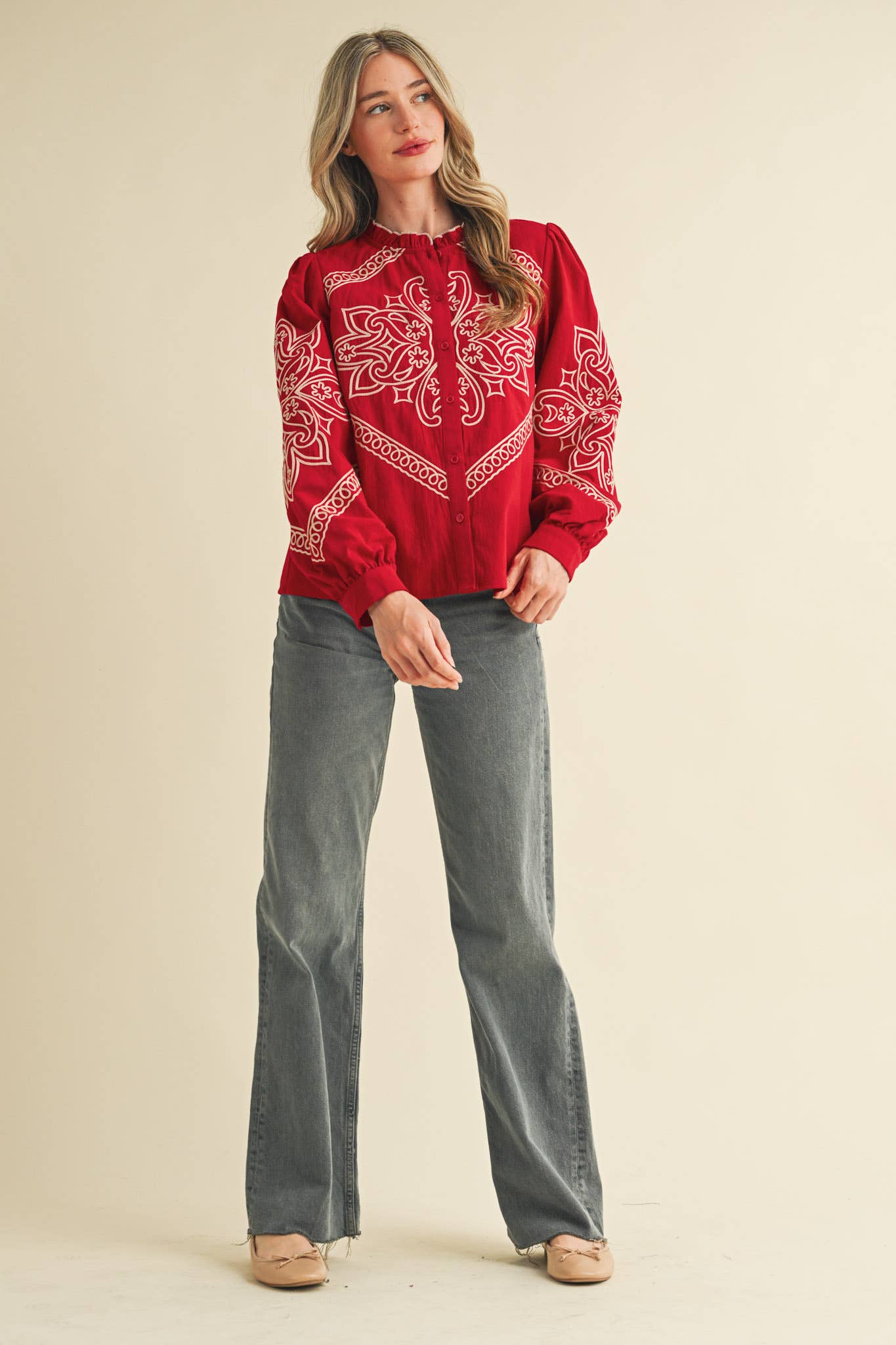 &MERCI – Engroshandel Skjorte med buttondown – til kvinder – BRODERET MOCK NECK KNAPPEBLUSE MTP333665