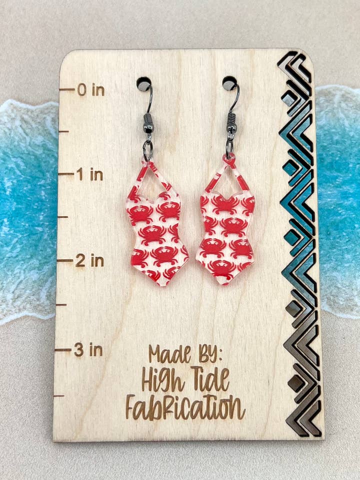 Boucles d'oreilles pendantes en forme de maillot de bain à motif de crabe rouge pour la vente par High Tide Fabrication