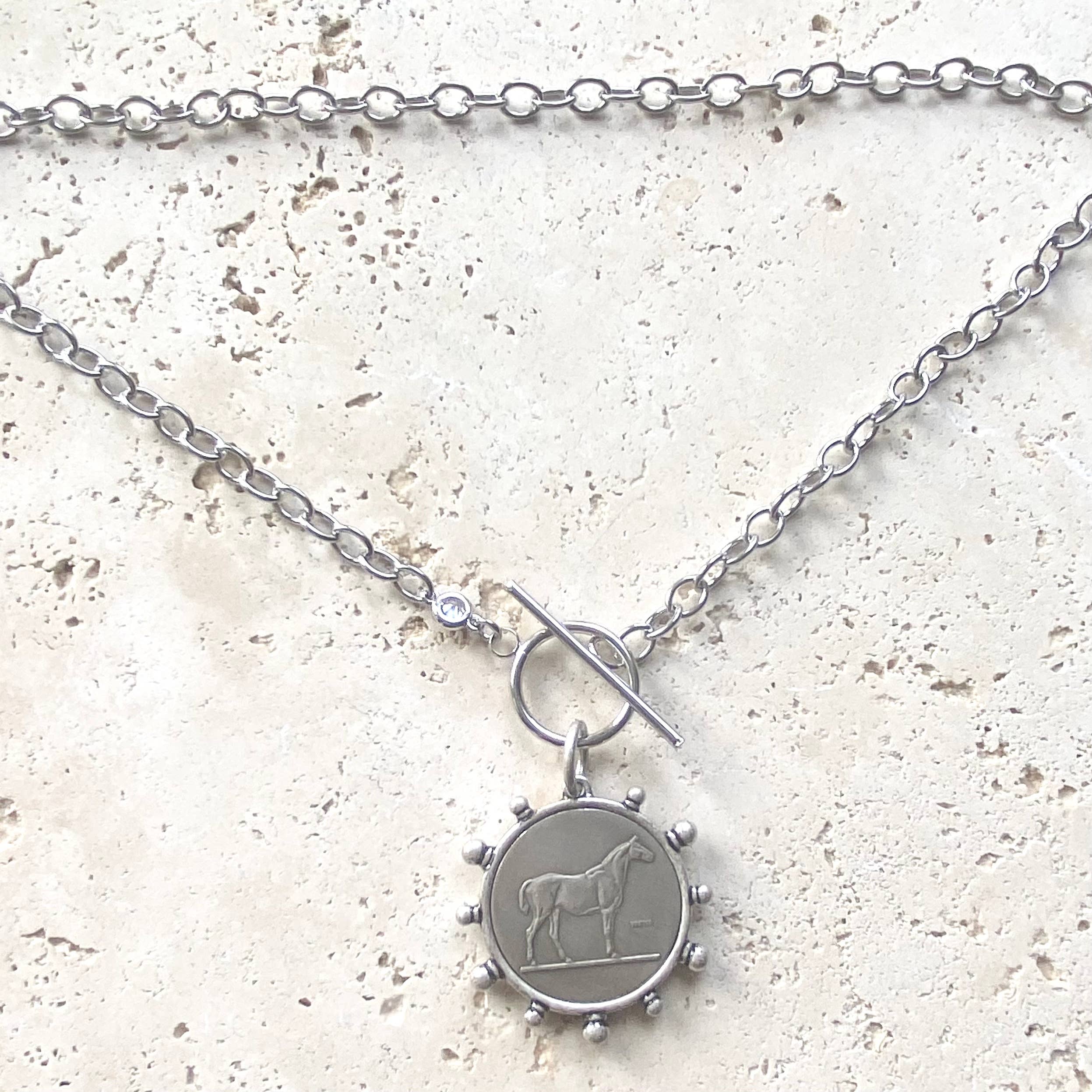 VB&CO Designs Handmade Jewelry - Venta al por mayor Collares con colgantes/abalorios - Collar ecuestre derby mountain boutique con joyas para caballos2