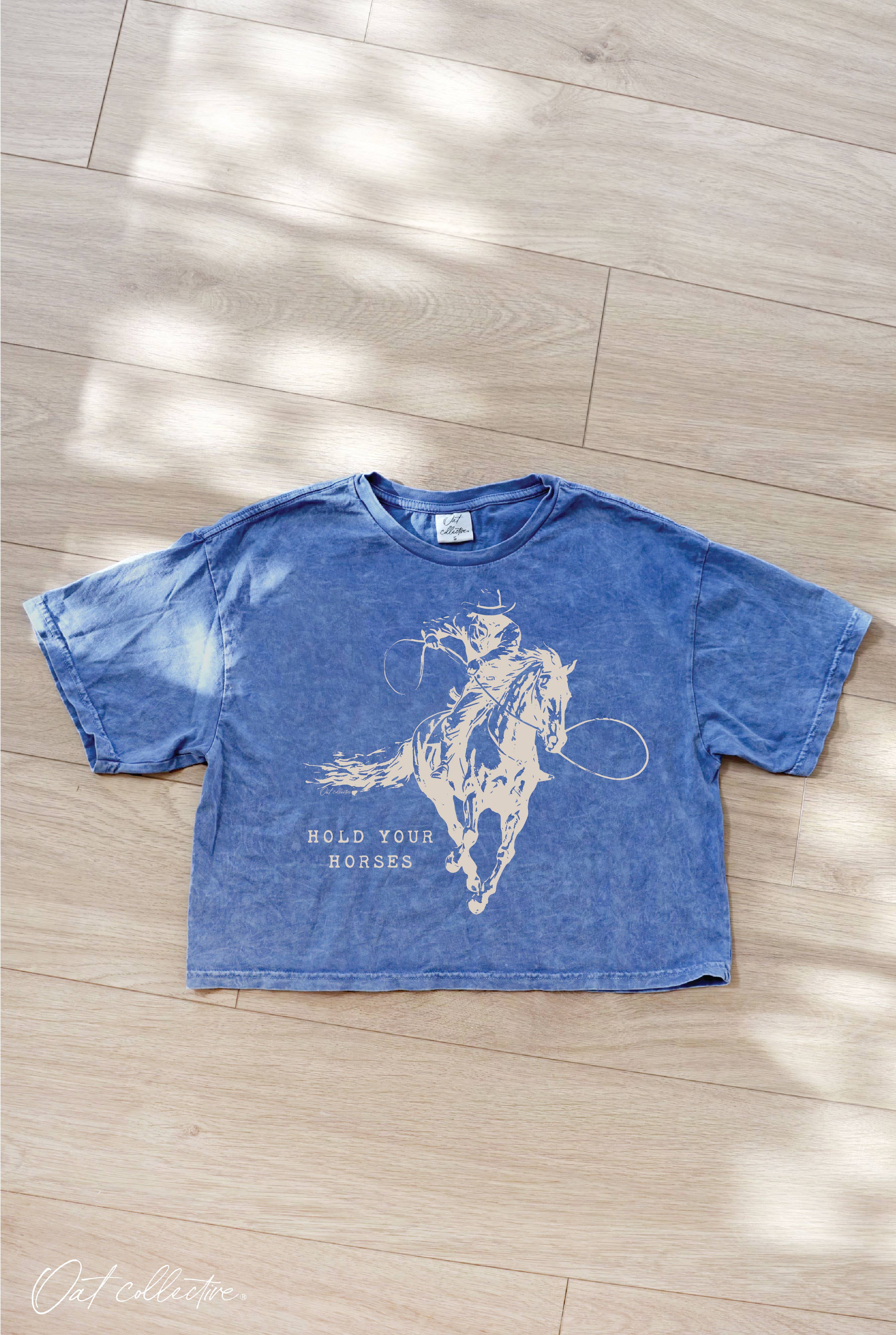 OAT COLLECTIVE – Engroshandel T-shirt med print - Dame – HOLD YOUR HORSES Afkortet Mineral Grafisk Top5