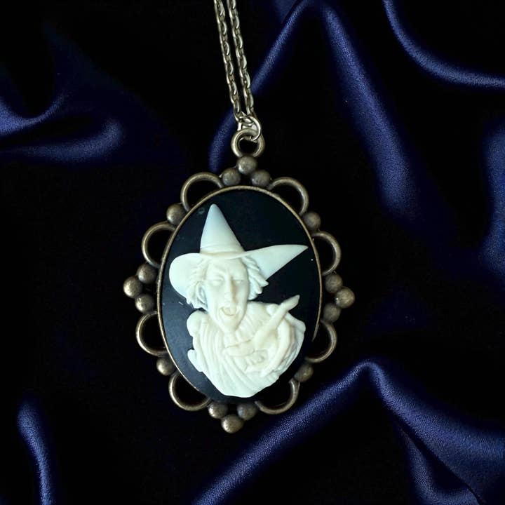 Collana con Pendente Incorniciato Strega Malvagia per la vendita all'ingrosso da parte di Flipping Dez LLC