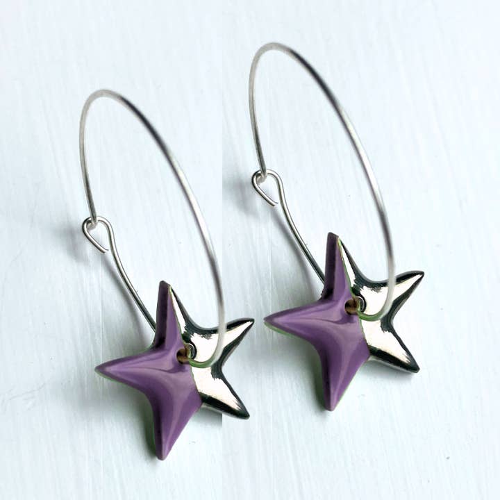 Nuovi orecchini a cerchio con ciondoli a forma di stella viola per la vendita all'ingrosso da parte di White Rain Ceramics