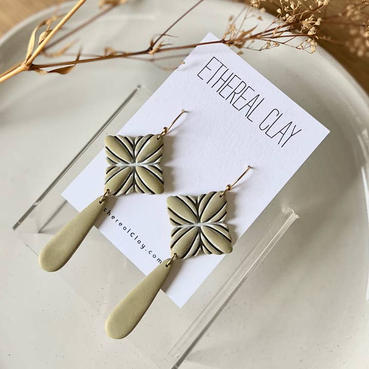Boucles d'oreilles Maria El Boho en argile, Talavera, inspirées de la poterie pour la vente par Ethereal Clay