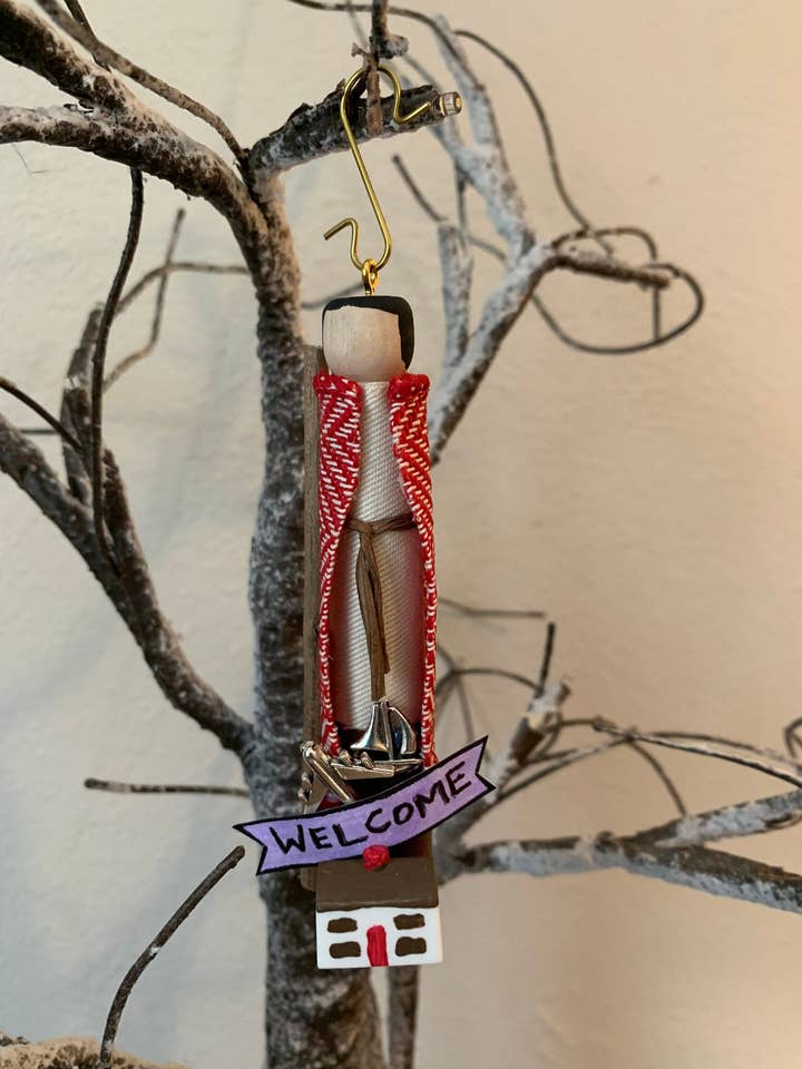 Bambola ornamentale in legno con San Giuliano l'Ospedaliere per la vendita all'ingrosso da parte di Our Saint Family