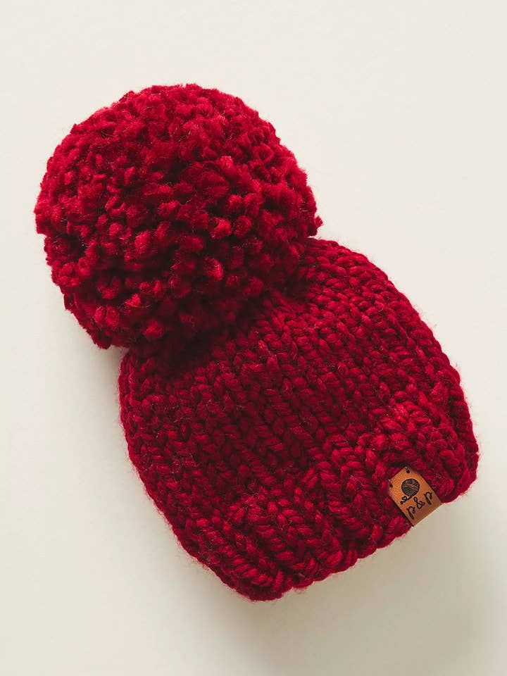 Chapeau de Noël uni - Cranberry pour la vente par Pine and Poppy