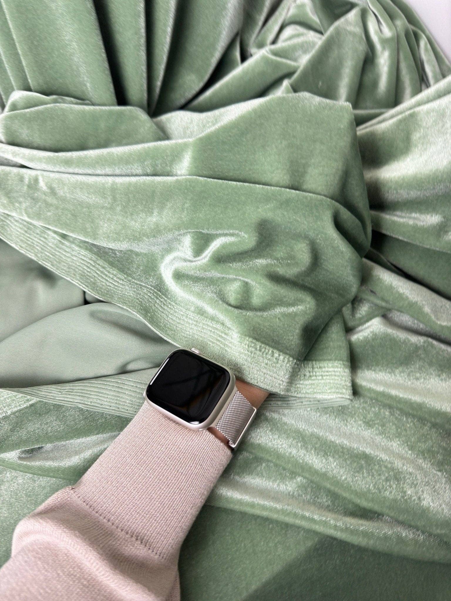 GalaTextile - Vendita all'ingrosso Tessuto - Tessuto in velluto elasticizzato verde salvia al metro - tessuto in poliestere per fiocchi, nodi, fasce per capelli, chouchou, abiti e decorazioni nuziali6