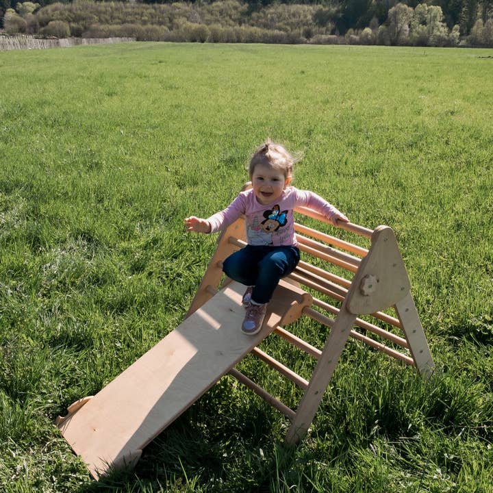 Farnora Decor – Großhandel Holzspielzeug – Kinder – Pikler Triangle Kletterset 2 Holzfarben+Rampe (groß)3