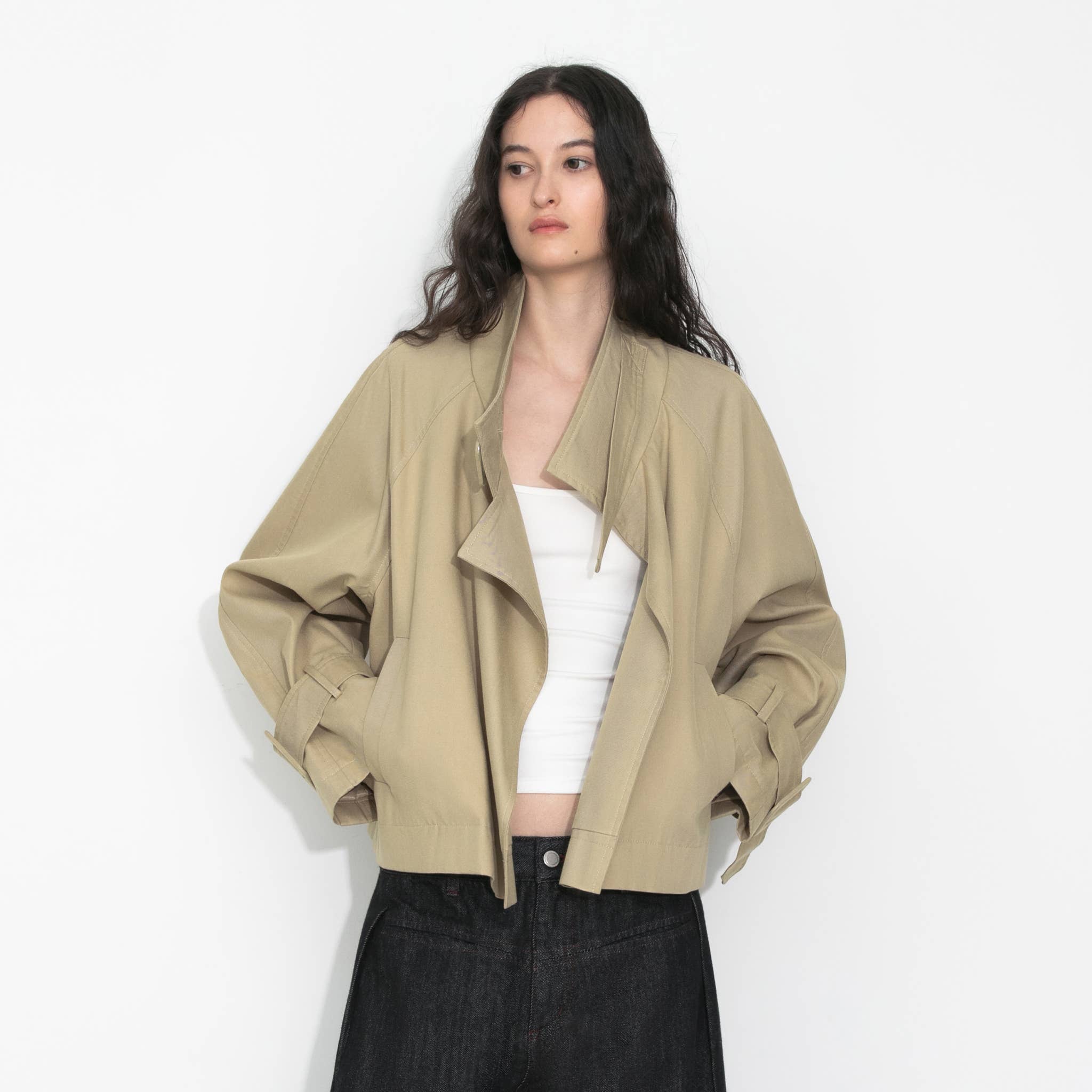 CUBIC – Großhandel Trenchcoat – Damen – Kurz geschnittener Trenchcoat mit Überlagerung vorne8