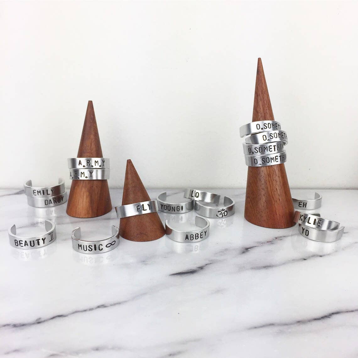 Black Tied – Anel de banda por atacado – Anel Personalizado | Mensagem Gravada à Mão2