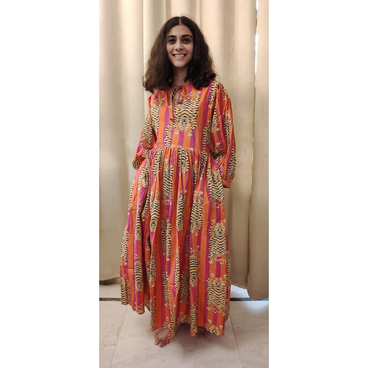 Abito lungo in cotone con stampa tigre - arancione e rosa per la vendita all'ingrosso da parte di Ayras World