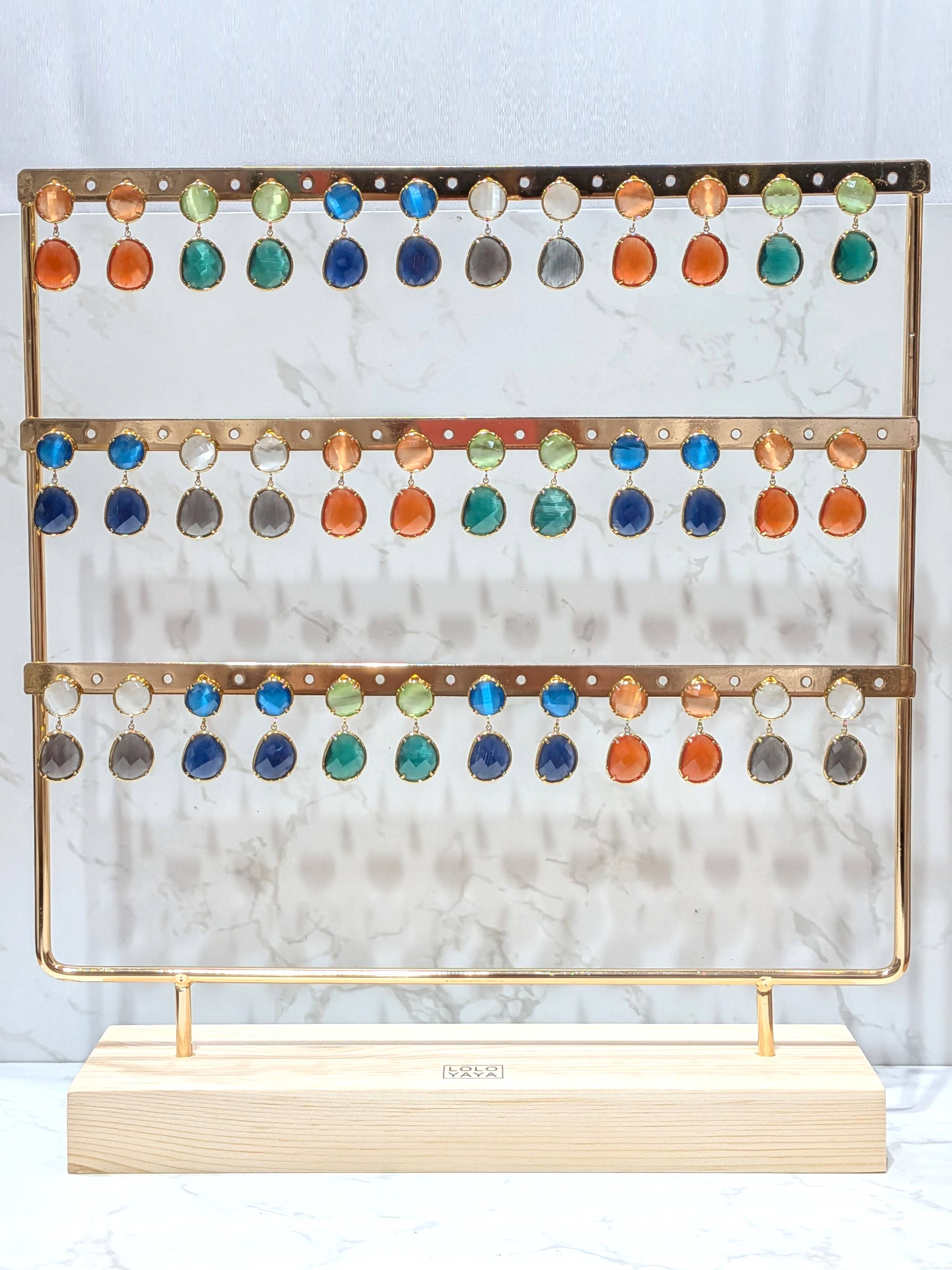 LOLO & YAYA – Großhandel Ohrhänger – Satz von 18 Ohrringen mit Steinen auf BO10-Ständer0