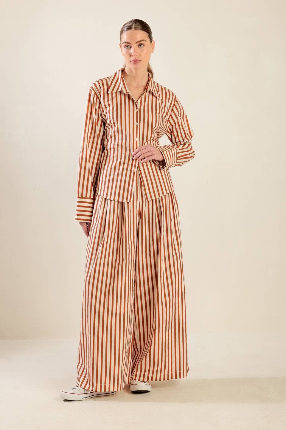 TAUPE ROEST Een gestreepte geweven top - FT1428 voor groothandel op Faire4